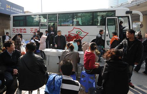 10月29日,群眾在鄭州市河南人民會(huì)堂前的流動(dòng)采血車前參加無償獻(xiàn)血。 當(dāng)日,許多鄭州市民來到停放在鄭州市河南人民會(huì)堂前的河南省紅十字血液中心流動(dòng)采血車上,排隊(duì)進(jìn)行無償獻(xiàn)血。由于近期一些城市出現(xiàn)血液告急,鄭州越來越多的市民、軍人、學(xué)生和外來務(wù)工人員紛紛加入獻(xiàn)血隊(duì)伍,無償獻(xiàn)血。 新華社記者 趙鵬 攝