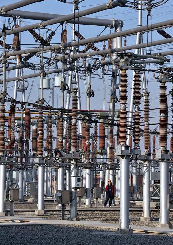 11月3日,新疆烏北變電站的工作人員在變電站內(nèi)檢查設(shè)備。 新疆與西北750千伏聯(lián)網(wǎng)工程、甘肅千萬千瓦級風(fēng)電一期外送工程3日建成投運(yùn),這標(biāo)志著新疆電網(wǎng)自此結(jié)束了孤網(wǎng)運(yùn)行的歷史,甘肅千萬千瓦級風(fēng)電外送通道得以打通,使西北地區(qū)的水電、火電、風(fēng)電“打捆”東送成為現(xiàn)實(shí)。 該工程是2010年國家確定的西部大開發(fā)23項(xiàng)重點(diǎn)工程之一,是國家電網(wǎng)公司落實(shí)國家西部大開發(fā)戰(zhàn)略、實(shí)現(xiàn)全國電站聯(lián)網(wǎng)的重要工程。工程起于新疆750千伏烏北變電站,止于甘肅750千伏永登變電站,由7個(gè)變電站和12條線路組成,全長2X1780公里,變電容量1290萬千伏安,總投資160億元。 新華社記者 江文耀 攝