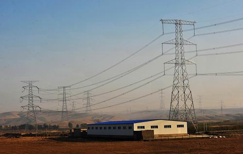 11月3日拍攝的新疆烏北變電站旁的750千伏塔群。 新疆與西北750千伏聯(lián)網(wǎng)工程、甘肅千萬千瓦級風(fēng)電一期外送工程3日建成投運(yùn),這標(biāo)志著新疆電網(wǎng)自此結(jié)束了孤網(wǎng)運(yùn)行的歷史,甘肅千萬千瓦級風(fēng)電外送通道得以打通,使西北地區(qū)的水電、火電、風(fēng)電“打捆”東送成為現(xiàn)實(shí)。 該工程是2010年國家確定的西部大開發(fā)23項(xiàng)重點(diǎn)工程之一,是國家電網(wǎng)公司落實(shí)國家西部大開發(fā)戰(zhàn)略、實(shí)現(xiàn)全國電站聯(lián)網(wǎng)的重要工程。工程起于新疆750千伏烏北變電站,止于甘肅750千伏永登變電站,由7個(gè)變電站和12條線路組成,全長2X1780公里,變電容量1290萬千伏安,總投資160億元。 新華社記者 江文耀 攝