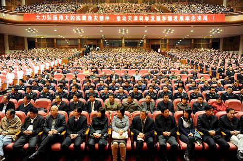 青海玉樹抗震救災(zāi)先進事跡報告會在天津舉行 11月3日,社會各界人士在聆聽報告會。 當(dāng)天,青海玉樹抗震救災(zāi)先進事跡報告會在天津舉行,5位報告團成員講述了自己在抗震救災(zāi)中的親身經(jīng)歷和感受,來自天津2000多名社會各界人士聆聽了報告會。 新華社記者 岳月偉 攝