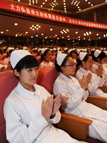 11月3日,來自天津的醫(yī)務(wù)工作者在報告會上聆聽報告。 當(dāng)天,青海玉樹抗震救災(zāi)先進事跡報告會在天津舉行,5位報告團成員講述了自己在抗震救災(zāi)中的親身經(jīng)歷和感受,來自天津2000多名社會各界人士聆聽了報告會。 新華社記者 岳月偉 攝