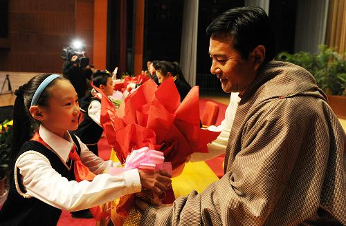 11月3日,青海省玉樹縣結(jié)古鎮(zhèn)黨委書記尼瑪扎西(右)接受少先隊員獻花。 當(dāng)天,青海玉樹抗震救災(zāi)先進事跡報告會在天津舉行,5位報告團成員講述了自己在抗震救災(zāi)中的親身經(jīng)歷和感受,來自天津2000多名社會各界人士聆聽了報告會。 新華社記者 岳月偉 攝