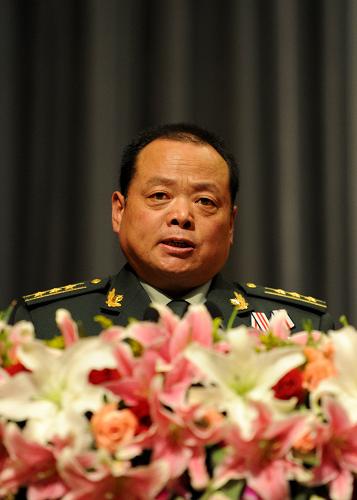 11月3日,武警青??傟犛駱渲葜ш犞ш犻L石華杰在作報告。 當(dāng)天,青海玉樹抗震救災(zāi)先進事跡報告會在天津舉行,5位報告團成員講述了自己在抗震救災(zāi)中的親身經(jīng)歷和感受,來自天津2000多名社會各界人士聆聽了報告會。 新華社記者 岳月偉 攝