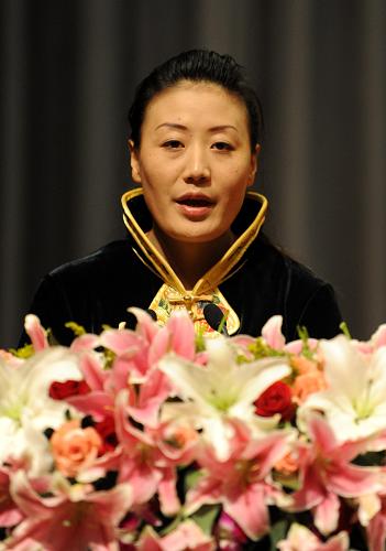 11月3日,青海玉樹藏族自治州治多縣人民醫(yī)院醫(yī)生賈瑛在作報告。 當(dāng)天,青海玉樹抗震救災(zāi)先進事跡報告會在天津舉行,5位報告團成員講述了自己在抗震救災(zāi)中的親身經(jīng)歷和感受,來自天津2000多名社會各界人士聆聽了報告會。 新華社記者 岳月偉 攝