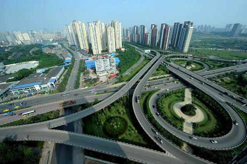 這是成渝高速公路重慶段上的二郎立交橋(2010年9月14日攝)。2010年9月30日,隨著國道G65包茂高速公路重慶黔江至洪安段、G42滬蓉高速公路重慶云陽至巫山段開通運(yùn)行,重慶“二環(huán)八射”高速公路網(wǎng)全面建成通車,從而使重慶市的高速公路對外出口通道達(dá)到10個,全市高速公路通車總里程近2000公里。 每天有600多架航班從四川盆地飛往全球各地,世界500強(qiáng)企業(yè)紛紛搶灘登陸,“統(tǒng)籌城鄉(xiāng)”“兩江新區(qū)”“北部灣”一塊塊改革“試驗(yàn)田”釋放激情——大西南,經(jīng)過“十一五”的輝煌發(fā)展,已經(jīng)不再是閉塞、落后的山坳坳。展望“十二五”,大西南將從“試驗(yàn)田”騰飛。 新華社記者 周衡義 攝