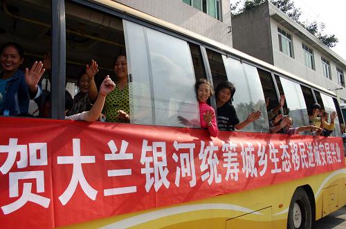 2009年9月23日,成都市龍泉驛區(qū)萬興鄉(xiāng)大蘭村村民乘車前往城區(qū)的移民安置區(qū)。當(dāng)日,大蘭村1600多名村民告別祖祖輩輩生活的山區(qū),搬進(jìn)城里,與城市居民同樣享受醫(yī)療、教育、文化等公共服務(wù)資源,有的村民還在城里有了工作和社保。這意味著作為統(tǒng)籌城鄉(xiāng)綜合配套改革試驗(yàn)區(qū)的成都市,首次實(shí)現(xiàn)了大規(guī)模的“生態(tài)移民”。 每天有600多架航班從四川盆地飛往全球各地,世界500強(qiáng)企業(yè)紛紛搶灘登陸,“統(tǒng)籌城鄉(xiāng)”“兩江新區(qū)”“北部灣”一塊塊改革“試驗(yàn)田”釋放激情——大西南,經(jīng)過“十一五”的輝煌發(fā)展,已經(jīng)不再是閉塞、落后的山坳坳。展望“十二五”,大西南將從“試驗(yàn)田”騰飛。 新華社記者 劉海 攝