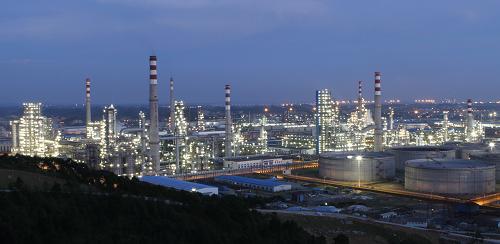 流光溢彩的中國石油廣西石化1000萬噸/年煉油廠(2010年9月16日攝)。 每天有600多架航班從四川盆地飛往全球各地,世界500強(qiáng)企業(yè)紛紛搶灘登陸,“統(tǒng)籌城鄉(xiāng)”“兩江新區(qū)”“北部灣”一塊塊改革“試驗(yàn)田”釋放激情——大西南,經(jīng)過“十一五”的輝煌發(fā)展,已經(jīng)不再是閉塞、落后的山坳坳。展望“十二五”,大西南將從“試驗(yàn)田”騰飛。 新華社發(fā)