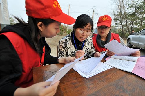 志愿者服務(wù)第六次人口普查 11月3日,銘傳鄉(xiāng)鴿子籠村的村主任毛成霞(中)給志愿者講解普查知識。 為了對居住分散的農(nóng)村地區(qū)人口普查工作的順利開展,安徽省合肥市電力“善小”志愿者服務(wù)隊的志愿人員在肥西縣銘傳鄉(xiāng)鴿子籠村,義務(wù)幫助普查人員開展宣傳和常住人口登記等工作,確保第六次人口普查及時準確完成。 新華社記者 王雷攝