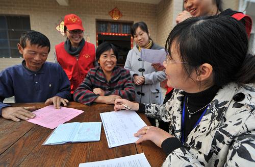 11月3日,銘傳鄉(xiāng)鴿子籠村村主任毛成霞(右)與志愿者一起在村民趙賢明家進行人口普查登記。 為了對居住分散的農(nóng)村地區(qū)人口普查工作的順利開展,安徽省合肥市電力“善小”志愿者服務(wù)隊的志愿人員在肥西縣銘傳鄉(xiāng)鴿子籠村,義務(wù)幫助普查人員開展宣傳和常住人口登記等工作,確保第六次人口普查及時準確完成。 新華社記者 王雷攝