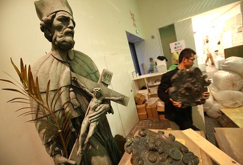 11月3日,工作人員正在捷克館內(nèi)搬運(yùn)將要打包裝箱的展品。 當(dāng)日,世博園場館拆除工作有序進(jìn)行。按照規(guī)劃,世博會結(jié)束以后,除“一軸四館”等極少數(shù)建筑被保留外,大部分場館將被陸續(xù)拆除。 新華社記者 裴鑫攝