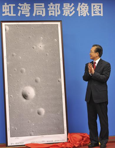 溫家寶為嫦娥二號(hào)月面虹灣局部影像圖揭幕 11月8日,探月工程嫦娥二號(hào)月面虹灣局部影像圖揭幕儀式在北京舉行,中共中央政治局常委、國(guó)務(wù)院總理溫家寶出席揭幕儀式并為影像圖揭幕。 新華社記者黃敬文攝