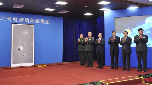 11月8日,探月工程嫦娥二號(hào)月面虹灣局部影像圖揭幕儀式在北京舉行,中共中央政治局常委、國(guó)務(wù)院總理溫家寶出席揭幕儀式并為影像圖揭幕。 新華社記者黃敬文攝