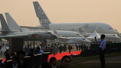 國外廠商聚珠海 11月16日,世界最大民航客機——空中客車A380(后)等機型停放在珠海航展戶外展區(qū)。 據(jù)悉,本屆珠海航展國外招商成果喜人。波音、空中客車、俄羅斯國防出口公司等國外老客戶再次齊聚珠海,以美國卡萊集團、意大利華寶鋼廠為代表的一批國外航空航天企業(yè)首次參展,美國知名航空航天企業(yè)霍尼韋爾在闊別8年后重返中國航展舞臺。這不僅提高了本屆航展的國際化和專業(yè)化水平,也意味著中國航展的國際影響力不斷擴大。 新華社記者王建華攝