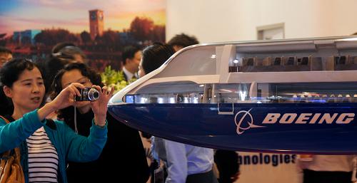 11月16日,觀眾在拍攝波音747客機的模型。 據(jù)悉,本屆珠海航展國外招商成果喜人。波音、空中客車、俄羅斯國防出口公司等國外老客戶再次齊聚珠海,以美國卡萊集團、意大利華寶鋼廠為代表的一批國外航空航天企業(yè)首次參展,美國知名航空航天企業(yè)霍尼韋爾在闊別8年后重返中國航展舞臺。這不僅提高了本屆航展的國際化和專業(yè)化水平,也意味著中國航展的國際影響力不斷擴大。 新華社記者王建華攝