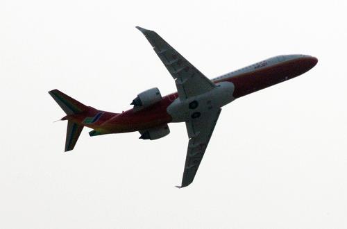 11月16日,國產(chǎn)ARJ21新支線飛機(jī)在珠海航展上進(jìn)行首場飛行表演。 當(dāng)日,我國自行研制的ARJ21-700新支線飛機(jī)在第八屆珠海航展進(jìn)行首次展示飛行。這也是ARJ21-700新支線飛機(jī)首次在國際大型航展上進(jìn)行飛行表演。 ARJ21-700飛機(jī)是我國自行研制的具有自主知識(shí)產(chǎn)權(quán)的中短航程新型渦扇支線飛機(jī),主要用于滿足從中心城市向中小城市輻射航線的使用要求,計(jì)劃于2011年完成適航取證并交付客戶。 新華社發(fā)