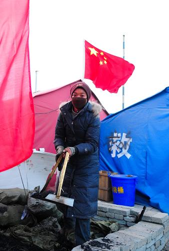 11月17日,玉樹縣扎西科賽馬場(chǎng)西杭管委會(huì)集中安置點(diǎn)一個(gè)帳篷前,一位婦女在取煤。 寒風(fēng)凜冽,草原漸黃。經(jīng)歷了7.1級(jí)大地震破壞的青海省玉樹藏族自治州迎來了災(zāi)后的第一個(gè)冬季。在各援建單位的努力下,目前已有部分群眾搬進(jìn)了新居中。還沒有搬進(jìn)新居的群眾領(lǐng)到了政府配發(fā)的棉帳篷。他們升起火爐,燒起牛糞,帳篷里暖意融融。 據(jù)了解,青海省民政部門自9月初開始向?yàn)?zāi)區(qū)調(diào)撥過冬棉帳篷及各類生活物資,目前相關(guān)工作已基本落實(shí)到位。截至目前,已向玉樹災(zāi)區(qū)發(fā)放20平方米過冬棉帳篷4.55萬頂;發(fā)放成品糧1.37億多噸;發(fā)放各類生活補(bǔ)助金4.45億元,資金發(fā)放工作正在進(jìn)行之中。 新華社記者 吳光于 攝