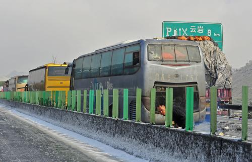 12月16日,車輛滯留在京港澳高速韶關乳源大橋至樂昌梅花路段。 受強冷空氣南下影響,廣東北部山區(qū)氣溫降至零下,境內的京港澳高速乳源段和坪乳公路路面結冰,交通從12月16日凌晨開始中斷,大量車輛滯留。經全力抗冰搶險,相關路段于16日14時許恢復正常通行。17日,已搶通的京港澳高速公路粵北段路面再次結冰,車輛滯留10公里。 新華社發(fā)(徐進 攝)