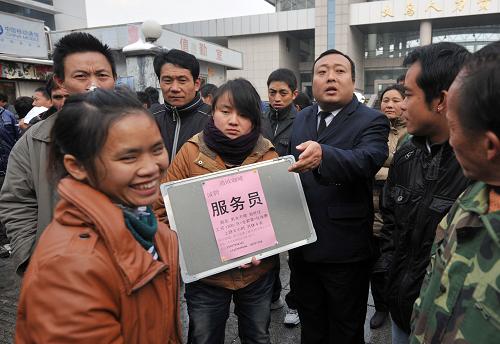 12月16日,在浙江義烏勞動(dòng)力市場(chǎng)門口,一家咖啡店的招工人員正在向有意向的女工推介崗位,但這位女工微笑著說:“再考慮考慮”。 年關(guān)將近,浙江部分企業(yè)正面臨“招工難”。由于世界經(jīng)濟(jì)的復(fù)蘇和全國經(jīng)濟(jì)形式的好轉(zhuǎn),浙江許多工廠新接訂單繼續(xù)增加,用工需求相應(yīng)猛增。據(jù)浙江省人力資源和社會(huì)保障廳的統(tǒng)計(jì),第三季度浙江省人力資源市場(chǎng)需求人數(shù)為211.63萬,進(jìn)場(chǎng)求職人數(shù)為106.59萬,崗位大大多于求職人數(shù)。 新華社記者王定昶攝