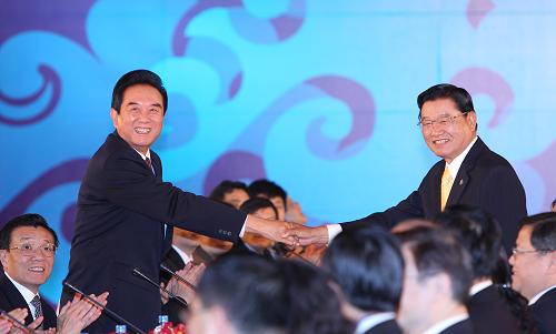 兩會(huì)領(lǐng)導(dǎo)人第六次會(huì)談在臺(tái)北舉行 12月21日,海峽兩岸關(guān)系協(xié)會(huì)會(huì)長陳云林(左)與臺(tái)灣海峽交流基金會(huì)董事長江丙坤在臺(tái)北圓山飯店舉行兩會(huì)恢復(fù)協(xié)商以來的第六次領(lǐng)導(dǎo)人會(huì)談。 新華社記者宋立東攝