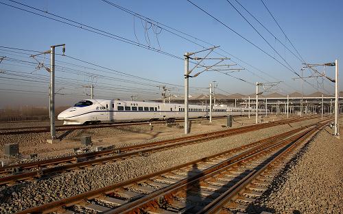 西安鐵路北站部分站臺春運期間啟用 12月21日,一列動車組檢測車駛?cè)胛靼茶F路北站。 目前,西安鐵路北站工程建設(shè)進(jìn)展順利,西安北站南站房和鄭西場15個站臺預(yù)計將于2011年春運期間首先開通投入使用,屆時鄭西高鐵將在該站開行22對高鐵列車。西安北站總投資61億元,設(shè)計為3場18站臺34股道,是鄭西鐵路客運專線的樞紐站之一,全部建成后,將成為一座集鐵路、城市軌道、城市道路交通換乘功能于一體的現(xiàn)代化特大型交通樞紐。 新華社發(fā)