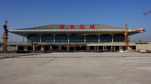 12月21日拍攝的在建設(shè)中的西安鐵路北站。 目前,西安鐵路北站工程建設(shè)進(jìn)展順利,西安北站南站房和鄭西場15個站臺預(yù)計將于2011年春運期間首先開通投入使用,屆時鄭西高鐵將在該站開行22對高鐵列車。西安北站總投資61億元,設(shè)計為3場18站臺34股道,是鄭西鐵路客運專線的樞紐站之一,全部建成后,將成為一座集鐵路、城市軌道、城市道路交通換乘功能于一體的現(xiàn)代化特大型交通樞紐。 新華社發(fā)