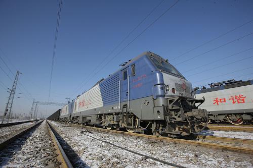 12月26日,滿載煤炭的列車在大同湖東站整裝待發(fā)。 當日,素有我國“能源戰(zhàn)略大動脈”之稱的大秦鐵路2010年煤炭運輸量突破4億噸。大秦鐵路西出山西省大同市,穿越燕山山脈,直抵渤海之濱的河北省秦皇島市,全長653公里,1992年建成通車后,成為晉煤外運的主要通道,承擔著全國300多家主要發(fā)電廠、10大鋼鐵公司和6000多家企業(yè)用煤的運輸任務(wù)。 新華社記者邢廣利攝