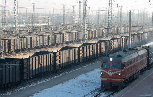 12月26日,滿載煤炭的列車在大同湖東站整裝待發(fā)。 當日,素有我國“能源戰(zhàn)略大動脈”之稱的大秦鐵路2010年煤炭運輸量突破4億噸。大秦鐵路西出山西省大同市,穿越燕山山脈,直抵渤海之濱的河北省秦皇島市,全長653公里,1992年建成通車后,成為晉煤外運的主要通道,承擔著全國300多家主要發(fā)電廠、10大鋼鐵公司和6000多家企業(yè)用煤的運輸任務(wù)。 新華社記者邢廣利攝