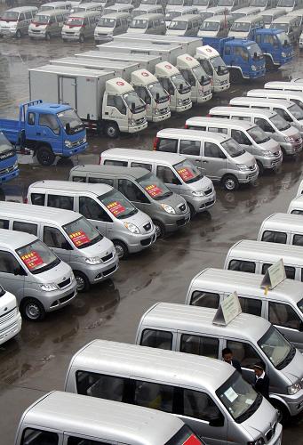 山東省臨沂市郯城縣一家汽車銷售公司的停車場內(nèi)停滿待銷售的汽車(2010年10月11日攝)。 財政部和國家稅務(wù)總局28日對外公布的消息稱,1.6升及以下排量乘用車車輛購置稅減按7.5%稅率征收的政策,在今年12月31日到期后停止執(zhí)行。自2011年1月1日起,對1.6升及以下排量乘用車車輛購置稅征收,恢復(fù)10%的稅率。 新華社發(fā)(張春雷 攝)