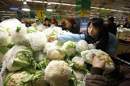 12月29日,消費(fèi)者在北京一家超市選購農(nóng)超對接模式銷售的蔬菜。 農(nóng)超對接,指的是農(nóng)戶和商家簽訂意向性協(xié)議書,由農(nóng)戶向超市、菜市場和便民店直供農(nóng)產(chǎn)品的新型流通方式,主要是為優(yōu)質(zhì)農(nóng)產(chǎn)品進(jìn)入超市搭建平臺。農(nóng)超對接是減少農(nóng)產(chǎn)品流通環(huán)節(jié)、降低流通成本的有效手段,有利于實(shí)現(xiàn)農(nóng)產(chǎn)品從農(nóng)田到餐桌的全過程質(zhì)量控制,對建立農(nóng)產(chǎn)品現(xiàn)代流通體制、增加農(nóng)民收入和促進(jìn)城鄉(xiāng)統(tǒng)籌協(xié)調(diào)發(fā)展具有重要的現(xiàn)實(shí)意義,實(shí)現(xiàn)農(nóng)民、消費(fèi)者和超市的三方共贏。 新華社記者 邢廣利 攝