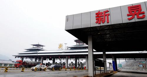 滬昆高速懷新段交通全面恢復 1月5日,車輛通過滬昆高速湖南懷新路段新晃收費站。 當日,滬昆(上海至昆明)高速湖南懷新(懷化至新晃)路段在所有冰凍橋面全部搶通后恢復暢通。據(jù)悉,1日夜間至2日凌晨,因貴州境內(nèi)高速公路結冰嚴重,臨時交通管制,封閉了與湖南交界的貴州一側收費站。懷新段新晃縣境內(nèi)因此出現(xiàn)長約6公里的車輛滯留,芷江縣境內(nèi)出現(xiàn)約3公里長的堵車長龍。目前,懷新高速全線94公里所有橋面已經(jīng)搶通,交通全面恢復暢通。 新華社記者 龍弘濤 攝