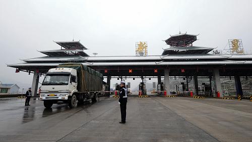 1月5日,車輛通過滬昆高速湖南懷新路段新晃收費站。 當日,滬昆(上海至昆明)高速湖南懷新(懷化至新晃)路段在所有冰凍橋面全部搶通后恢復暢通。據(jù)悉,1月1日夜間至2日凌晨,因貴州境內(nèi)高速公路結冰嚴重,臨時交通管制,封閉了與湖南交界的貴州一側收費站。懷新段新晃縣境內(nèi)因此出現(xiàn)長約6公里的車輛滯留,芷江縣境內(nèi)出現(xiàn)約3公里長的堵車長龍。目前,懷新高速全線94公里所有橋面已經(jīng)搶通,交通全面恢復。 新華社記者 龍弘濤 攝