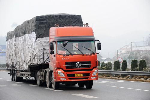 1月5日,車輛行駛在滬昆高速湖南懷新路段。 當日,滬昆(上海至昆明)高速湖南懷新(懷化至新晃)路段在所有冰凍橋面全部搶通后恢復暢通。據(jù)悉,1日夜間至2日凌晨,因貴州境內(nèi)高速公路結冰嚴重,臨時交通管制,封閉了與湖南交界的貴州一側收費站。懷新段新晃縣境內(nèi)因此出現(xiàn)長約6公里的車輛滯留,芷江縣境內(nèi)出現(xiàn)約3公里長的堵車長龍。目前,懷新高速全線94公里所有橋面已經(jīng)搶通,交通全面恢復。 新華社記者 龍弘濤 攝