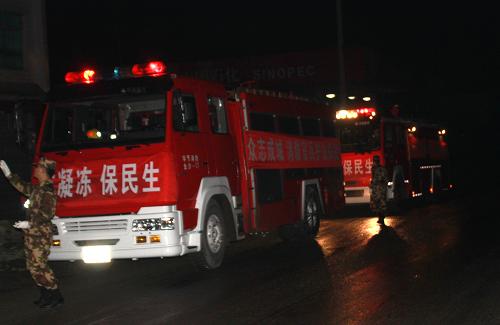 貴州金沙燃油告急 消防官兵深夜護送 這是1月11日晚,金沙消防大隊護送燃油車隊通行。 連日來,受雪凝天氣影響,貴州省畢節(jié)地區(qū)金沙縣交通運輸中斷,燃油供應(yīng)嚴重告急,而長時間的雪凝天氣導致貴陽到金沙公路路面凝凍狀況嚴重,送油車隊的行程艱難而緩慢。1月11日晚,金沙消防大隊派出一輛指揮車、兩輛水罐消防車和10名消防官兵參加護送燃油任務(wù)。1月12日凌晨5時許,經(jīng)過6個小時的路程,消防官兵將12輛油罐車滿載的近200噸油料成功運送到金沙縣城。 新華社發(fā)(譚永紅 攝)