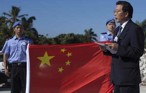 1月12日,在海地首都太子港,中國駐海地商務(wù)貿(mào)易發(fā)展處代表王書平(右)在悼念儀式中講話。當(dāng)天,中國赴海地維和警察防暴隊(duì)隊(duì)員們在位于太子港的聯(lián)合國駐海地穩(wěn)定特派團(tuán)(聯(lián)海團(tuán))總部舊址廢墟前舉行儀式,悼念在去年地震中遇難的戰(zhàn)友。2010年1月12日,海地發(fā)生里氏7.3級強(qiáng)烈地震,8位中國維和警察在地震中不幸遇難。 新華社發(fā)