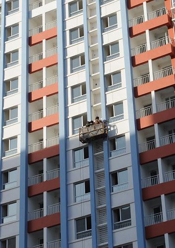 河北省在保障性住房建設上,強化制度執(zhí)行,保證規(guī)劃落實,目前已初步構建起廉租房和公共租賃房為主體、經(jīng)濟適用房和限價商品房為輔助的保障體系,保障對象也由低收入家庭逐步向中等偏下收入家庭等“夾心層”擴展。據(jù)統(tǒng)計,自2008年至今,河北省已經(jīng)累計解決48.2萬戶居民住房困難。 在石家莊廉租住房項目——太華家園工地,工人在粉刷樓房外立面(1月6日攝)。 新華社記者 王民 攝