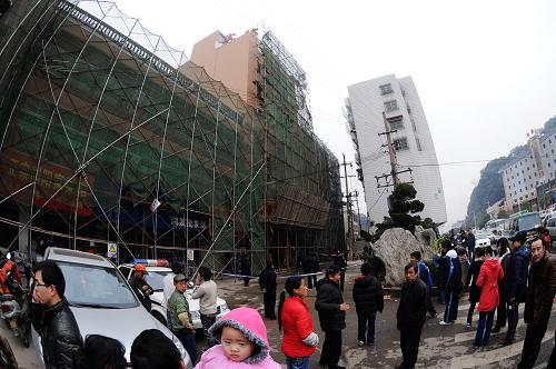 長(zhǎng)沙一小型賓館突發(fā)火災(zāi)已致10人死亡 1月13日,市民在發(fā)生火災(zāi)事故的小型賓館前圍觀。 當(dāng)日凌晨零點(diǎn)55分,位于長(zhǎng)沙岳麓區(qū)的一家小型賓館突發(fā)火災(zāi),已經(jīng)造成10人死亡。據(jù)長(zhǎng)沙市岳麓區(qū)通報(bào),此次火災(zāi)造成現(xiàn)場(chǎng)6人死亡,從火場(chǎng)中救出送往醫(yī)院救治的8人中,4名重危者經(jīng)醫(yī)院全力搶救無(wú)效死亡,其余人員無(wú)生命危險(xiǎn)。 據(jù)長(zhǎng)沙市消防支隊(duì)介紹,這家名為西娜灣的小型賓館位于長(zhǎng)沙市岳麓區(qū)楓林一路,消防接警后,組織消防官兵撲救。至2時(shí)10分,大火被撲滅。起火原因正著手調(diào)查。 新華社記者 龍弘濤 攝