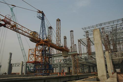 這是1月23日拍攝的鄭州新東站建設工地。 目前,高速鐵路客運專線鄭州新東站工程已開始鋪設道軌,主樓建設工程也初具雛形。據(jù)介紹,鄭州新東站是國家鐵路網(wǎng)中的重要樞紐,位于新建京廣客運專線和徐蘭(徐州-蘭州)客運專線十字交會處。鄭州新東站總建筑面積39.2萬平方米,共設正線、到發(fā)線32條,站臺30座,項目投資75億元,總工期30個月。 新華社發(fā)(楊正華 攝)