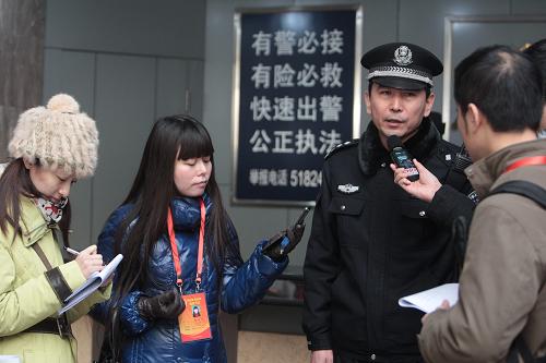 鐵路春運社會監(jiān)督員在北京西站監(jiān)督檢查 1月24日,鐵路春運社會監(jiān)督員在北京西站了解公安段的安檢等情況。 當日,由鐵道部邀請的春運社會監(jiān)督員在北京西站售票廳、臨時售票區(qū)、候車室、警務工作站等場所監(jiān)督檢查。2011年,全國鐵路聘請社會監(jiān)督員1000名左右,聘請對象為人大代表、政協(xié)委員、文明辦、消費者協(xié)會、新聞媒體等單位的成員和普通旅客、大學生代表等。 新華社記者 邢廣利 攝