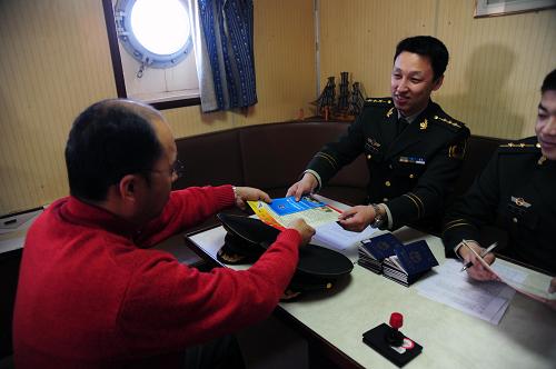 1月24日,遼寧邊防總隊鲅魚圈邊防檢查站執(zhí)勤科檢查員向在港船舶船主贈送安全通航手冊。 入冬以來,受低溫嚴寒影響,遼東灣及黃海北部海域海冰面積呈波動上升趨勢。營口港、錦州港等港口被海冰包圍,海上生產(chǎn)作業(yè)受到一定影響。營口鲅魚圈邊檢站采取惡劣天氣預(yù)報、網(wǎng)上預(yù)檢預(yù)報、全天候預(yù)約服務(wù)、大型船舶登輪辦理手續(xù)、24小時巡邏管控等多項便民措施,最大限度地減少通關(guān)時間,確保在港船舶安全。 新華社發(fā)(姜冰 攝)