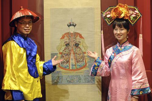 沈陽故宮將在臺北展出珍貴清宮文物 1月24日,工作人員展示已運抵臺北的孝莊皇太后坐像圖軸。 當日,“大清盛世——沈陽故宮文物展”開箱記者會在臺北舉行。該展覽將于本月29日起在臺灣歷史博物館舉辦,展品主要包括初清至盛清三代“六皇一后”的“御用”物品共124件,其中24件屬于國家一級文物,均為首次來臺展出。 新華社發(fā)(吳景騰 攝)