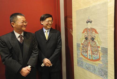 1月24日,臺灣歷史博物館館長張譽騰(右)和嘉賓在觀賞孝莊皇太后坐像圖軸。 當日,“大清盛世——沈陽故宮文物展”開箱記者會在臺北舉行。該展覽將于本月29日起在臺灣歷史博物館舉辦,展品主要包括初清至盛清三代“六皇一后”的“御用”物品共124件,其中24件屬于國家一級文物,均為首次來臺展出。 新華社發(fā)(吳景騰 攝)