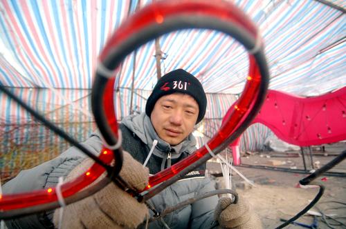 籌備燈會(huì)迎新春 1月25日,工人在寧夏銀川拉普斯森林公園內(nèi)布置一盞燈雕。 “瑞兔呈祥”2011寧夏新春燈會(huì)將于2011年2月7日至2月18日在寧夏銀川拉普斯森林公園舉行,目前,工作人員正在緊張布置各類大型燈飾。據(jù)了解,本次新春燈會(huì)共有各類燈組50個(gè),其中規(guī)模在25米以上的特大型燈組有3組,規(guī)模超過15米的大型燈組有10組。 新華社記者 彭昭之 攝