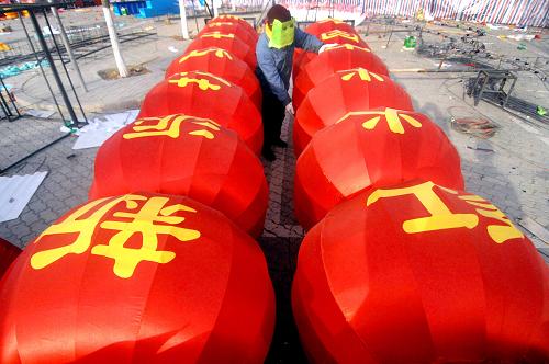 1月25日,工人在寧夏銀川拉普斯森林公園內(nèi)布置燈籠。 “瑞兔呈祥”2011寧夏新春燈會(huì)將于2011年2月7日至2月18日在寧夏銀川拉普斯森林公園舉行,目前,工作人員正在緊張布置各類大型燈飾。據(jù)了解,本次新春燈會(huì)共有各類燈組50個(gè),其中規(guī)模在25米以上的特大型燈組有3組,規(guī)模超過15米的大型燈組有10組。 新華社記者 彭昭之 攝