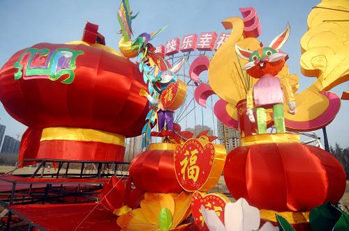 這是即將在“瑞兔呈祥”2011寧夏新春燈會(huì)上展出的一組燈飾(1月25日攝)。 “瑞兔呈祥”2011寧夏新春燈會(huì)將于2011年2月7日至2月18日在寧夏銀川拉普斯森林公園舉行,目前,工作人員正在緊張布置各類大型燈飾。據(jù)了解,本次新春燈會(huì)共有各類燈組50個(gè),其中規(guī)模在25米以上的特大型燈組有3組,規(guī)模超過15米的大型燈組有10組。 新華社記者 彭昭之 攝