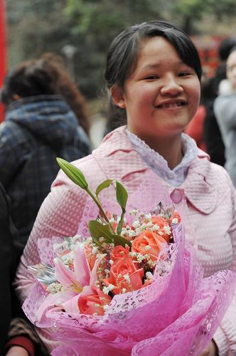 情人節(jié)里相親忙 2月14日,一名年僅18歲的女孩成為最年輕的報名相親者。 當日是西方的情人節(jié),貴陽市黔靈山公園內(nèi)舉行“情緣時分·迎春相親大會”,吸引眾多市民參與。 新華社記者 歐東衢攝