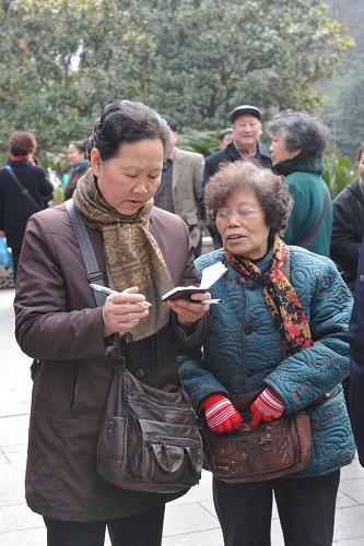 2月14日,兩名貴陽市民在相親大會現(xiàn)場交換子女的個人信息。 當日是西方的情人節(jié),貴陽市黔靈山公園內(nèi)舉行“情緣時分·迎春相親大會”,吸引眾多市民參與。 新華社記者 歐東衢攝