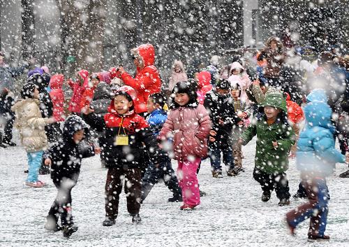 雪中開(kāi)學(xué) 2月14日,南京市北京東路小學(xué)附屬幼兒園的孩子們?cè)诓賵?chǎng)上玩耍。 當(dāng)日,南京市各中小學(xué)和幼兒園新學(xué)期開(kāi)學(xué)。因上午8點(diǎn)過(guò)后南京突降大雪,許多學(xué)校的開(kāi)學(xué)典禮在雪中舉行。開(kāi)學(xué)首日的雪,令孩子們興奮不已。 新華社記者孫參攝