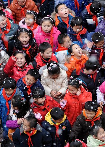 2月14日,南京市北京東路小學(xué)的學(xué)生在雪中參加開(kāi)學(xué)典禮。 當(dāng)日,南京市各中小學(xué)和幼兒園新學(xué)期開(kāi)學(xué)。因上午8點(diǎn)過(guò)后南京突降大雪,許多學(xué)校的開(kāi)學(xué)典禮在雪中舉行。開(kāi)學(xué)首日的雪,令孩子們興奮不已。 新華社記者孫參攝