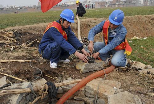 河南各地掀起抗旱高潮 2月22日,河南洛陽汝陽縣電業(yè)抗旱服務(wù)隊在劉店鎮(zhèn)劉店村維修抽水泵電路。 河南省農(nóng)業(yè)廳統(tǒng)計數(shù)據(jù)顯示,2月份以來河南省麥田抗旱澆水面積達2382萬畝,占受旱面積的60%左右。 新華社發(fā)(康紅軍 攝)
