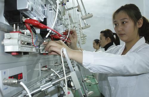 2月22日,河南湯陰縣電業(yè)局校表員工在校對抗旱電表,為灌溉麥田做準備。 河南省農(nóng)業(yè)廳統(tǒng)計數(shù)據(jù)顯示,2月份以來河南省麥田抗旱澆水面積達2382萬畝,占受旱面積的60%左右。 新華社發(fā)(張慶軍 攝)